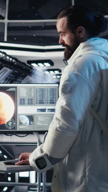 Dikey video astronotları, uzayın derinliklerini araştıran planlanmış operasyonlar için son ayrıntıları tartışıyor. Kozmonotlar sohbet ediyor, gezegene indikten sonra göreve hazırlanıyorlar.