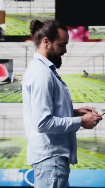 Dikey Video E ticaret uzmanı mobil teknoloji ve kullanıcı arayüzleri tarafından desteklenen dijital bir dünyada medya web platformları, sosyal ağ yaratıcılığı ve çevrimiçi ilişki sunumu yapıyor. Kamera.