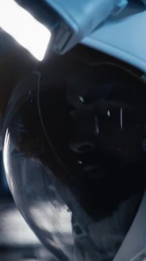 Gelişmiş teknoloji uzay aracındaki dikey video astronotları rutin görev kontrolü sırasında uçuş günlüğünü güncelleyen yeşil ekran monitörü kullanıyorlar. Yörünge istasyonu personeli sistem teşhislerine bakıyor