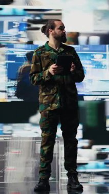 Dikey Video Asker, dijital teknoloji ve tehdit tespit araçları kullanarak modern askeri stratejiler sergileyerek sanal savaş alanında faaliyet gösteriyor. Etkin operasyonlarda güvenli iletişim sağlanması