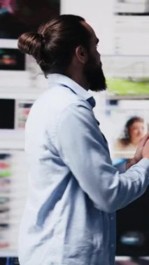 Etkilenen kişinin dikey video başarılı çevrimiçi yaşam tarzı gerçek zamanlı bildirimleri kontrol ediyor, takipçilerle etkileşimden keyif alıyor ve modern sosyal ağ ortamında yaratıcı içerik paylaşımı yapıyor