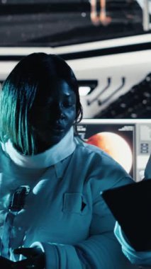 Dikey Astronot kaskını takıyor ve uzay istasyonundan çıkmadan önce liderden görev brifingi alıyor. Kozmonot gezegene indikten sonra yıldızgemisini terk etmeye hazırlanıyor.