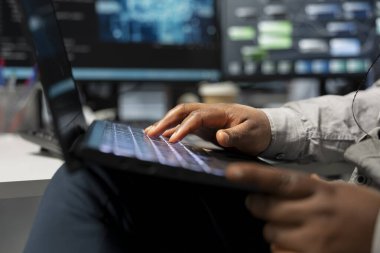 Bilgisayarda yapay zeka kullanan veri merkezi teknisyenini kapatın. Yapay zeka algoritmaları kullanarak dizüstü bilgisayarda yazan sunucu odası çalışanı