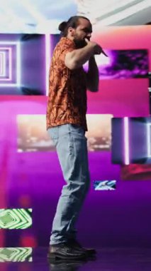 Dikey Video Müzik Etkilendirici, parti sahnesi için dans ederken neon ışıklarla renkli siber punk tarzını ifade ediyor. Vuruşlar ve ışıldayan sanatsal görseller şehir yaratıcılığını gösteriyor