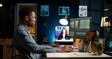 Genç adam video editörü, film çekimlerinin montajında çalışıyor, post prodüksiyon sahneleri için serbest kontrat yapıyor. Beyaz dengesi ve renk derecelendirme düzenleyici, bilgisayar yazılımı. Kamera A.