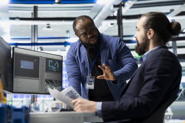 Çok ırklı mühendislik uzmanları güneş enerjisi üretim süreci için birlikte çalışarak altyapı ve iş geliştirme çalışmalarını güçlendiriyor. Bir bitkide yenilenebilir enerji.