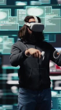 Dikey Videocu, sistem bozulması ve şifre kırma için sanal gerçeklik kulaklığı kullanıyor. Siber zeka, bu teknolojik hırsızlığı tanımlıyor. İzinsiz giriş ve tehdit alarmları tehlikeli bir hackleme olduğunu gösteriyor.