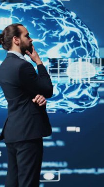 Dikey Video Teknolojisi uzmanı iş adamı yapay zeka veri görselleştirmesi yapıyor, algoritmik düşünme ve sinir ağları yoluyla makine öğrenmesini araştırıyor. Dijital çağda sanal zeka