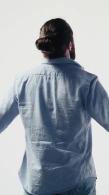 Dikey Video Erkek Etkilendirici mobil bildirimleri ve görsel hikaye anlatımlarını kontrol ediyor, sosyal ağda takipçilerle iletişim kuruyor ve yaratıcılığını gösteriyor. Bağlı dijital dünya, marka sesi. Kamera.