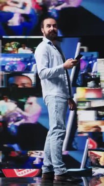 Genç bir adamın dikey video yüksek teknolojili yaşam tarzı gerçek zamanlı bildirimlere kayıyor, modern sanal ağ ortamında akış etkileşiminden ve yaratıcı içerikten zevk alıyor. Kamera B.