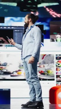 Gerçek zamanlı bildirimleri kontrol eden, takipçilerle etkileşimden hoşlanan ve modern bir sosyal ağ bağlantısına yaratıcı içerik yükleyen bir internet kullanıcısının dikey video yüksek teknoloji web yaşam biçimi