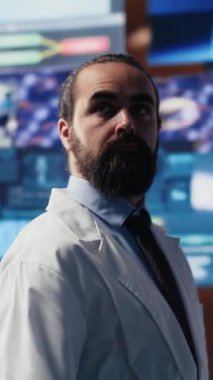 Dikey Video Young sıhhiyesi, teletıp, bağlı sistemler ve küresel sağlık hizmetleri çözümleri sunmada kullanılan sanal sağlık teknolojisiyle etkileşim halindedir. Biyoteknoloji geliştirme