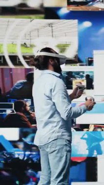 Dikey Video Yüksek Teknoloji uzmanı sanal gerçeklik kulaklığını sosyal medya bağlantısı için suni zekayı gösteren 3 boyutlu bir web tasarımı için kullanıyor. Dijital dünya için hikaye anlatma üzerinde çalışan bir etken