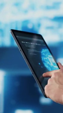 Vertical Video Professional IT mühendisi, yapay zeka beyin gelişimini kodlamak için makine öğrenimi ve sanal asistan olarak modern dijital yapay zeka ağlarını kullanır. Akıllı teknolojik yenilik