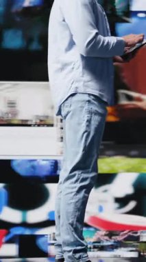 Dikey Video Erkek Etkilendirici mobil bildirimleri ve görsel hikaye anlatımlarını kontrol ediyor, sosyal ağda takipçilerle iletişim kuruyor ve yaratıcılığını gösteriyor. Bağlı dijital dünya, marka sesi. Kamera.