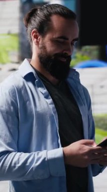 Gerçek zamanlı bildirimleri kontrol eden, takipçilerle etkileşimden hoşlanan ve yaratıcı içeriği sosyal ağ ortamında paylaşan genç bir adamın dikey video modern yaşam tarzı. Kamera A.