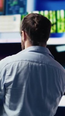 Gerçek zamanlı bildirimleri kontrol eden, takipçilerle etkileşimden hoşlanan ve modern bir sosyal ağ bağlantısına yaratıcı içerik yükleyen bir internet kullanıcısının dikey video yüksek teknoloji web yaşam biçimi