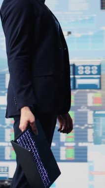 Vertical Video Business yöneticisi performans ölçümlerinden destek alarak uluslararası organizasyon kurarak yeni bir strateji planlıyor. Yeni büyüme fikirleri için gösterge panelleri ve projeksiyonlar kullanılıyor. Kamera.