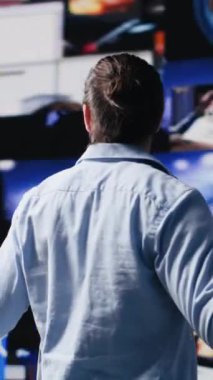 Etkilenen kişinin dikey video başarılı çevrimiçi yaşam tarzı gerçek zamanlı bildirimleri kontrol ediyor, takipçilerle etkileşimden keyif alıyor ve modern sosyal ağ ortamında yaratıcı içerik paylaşımı yapıyor