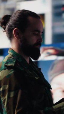 Dikey Video Asker, dijital teknoloji ve tehdit tespit araçları kullanarak modern askeri stratejiler sergileyerek sanal savaş alanında faaliyet gösteriyor. Etkin operasyonlarda güvenli iletişim sağlanması