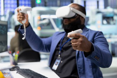 Fotovoltaik fabrikası mühendisi alternatif enerji jeneratörlerinin modellerini yapmak için VR teknolojisini kullanıyor. Güneş panelleri, kadın çalışanların sanal gerçeklik teçhizatı kullanarak güvenli güneş hücreleri inşa etmelerini sağlıyor..