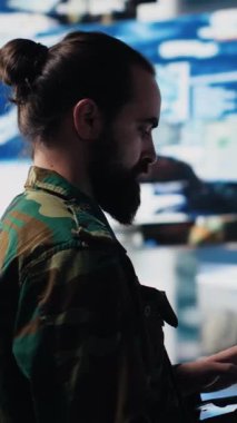 İleri askeri sistemler, siber taktikler ve dijital taktikler kullanarak savaş alanı kontrolü ve stratejik savunmayı sağlamak için gerçek zamanlı savaş verilerini izleyen dikey video subayı. Savaş planlaması