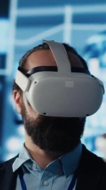 Dikey Video Bilişim Mühendisi VR kulaklık ve yapay zeka beyniyle çalışır, dijital dönüşüm ve derin öğrenme için geleceksel bir arayüz içinde algoritmik programlama kullanır. Al!