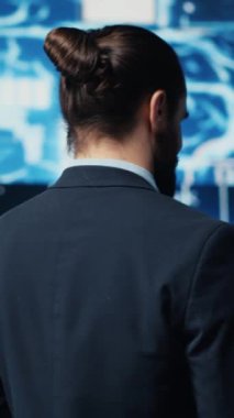 Yüksek teknolojili yenilik ve algoritmik düşünce öğrenmek için dijital yapay zeka sinir ağlarıyla çalışan dikey video işadamı. Mühendis, gelecekteki gelişmeler için veri bilimini kullanıyor