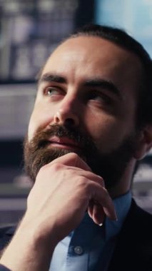 Vertical Video Modern iş dünyası lideri, stratejik karar verme sürecini yönlendirmek için öngörü ve KPI projeksiyonları veya modelleri kullanarak şirketinin kârını artırmak için yeni başarılı fikirler düşünüyor. Kamera A