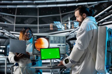 Uzay istasyonu araştırmacıları izole ekran tableti kullanarak Mars 'ın gezegen verilerini analiz ediyorlar. Fütürist uzay gemisindeki bilim adamlarından oluşan bir ekip Mars yüzey araştırması yapıyor.