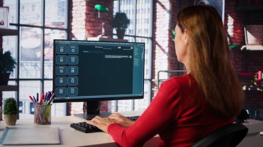 Masaüstü bilgisayarında yapay zeka sohbet robotuyla çalışan odaklanmış bir kadın gerçek zamanlı yardım ve güçlü online aletler sunuyor. Gelişmiş sistem makine öğreniminin nasıl destek sağladığını gösterir. Kamera B.