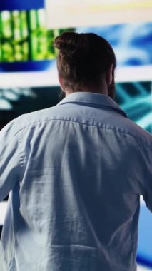 Dikey Video Young mutlu yetişkin çevrimiçi bağlantı ve sosyal sayfalara odaklandı, arkadaşlarına mesaj attı ve küresel ulaşım için kalite içeriği yarattı. Moda belirleyici adam web tasarımında. Kamera A