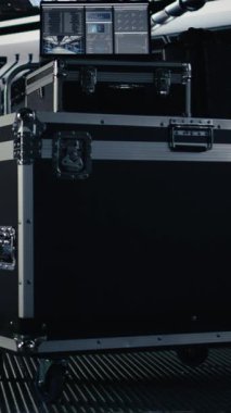 Yüksek teknolojili uzay gemisi kontrol bölümünde bulunan ve tanı ve görev telemetrisini gösteren dikey video dizüstü bilgisayar. Yörünge istasyonundaki defter monitörü performans ölçümlerini ve sistem navigasyonunu gösterir