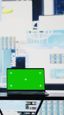 Bir işletme finans alanında, finansal eğilimlerle strateji planlamasına yardımcı olmak için izole edilmiş krom anahtarı gösteren bir pc ekranda dikey video. Yüksek teknoloji yapay zeka ve verimliliği temsil ediyor.