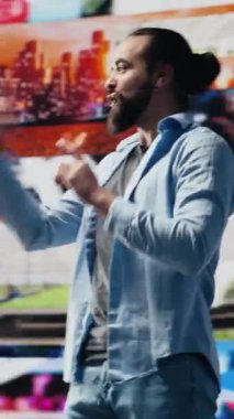 Dikey Video Sosyal Medya Yöneticisi mikrofonla canlı bir sunum sunuyor, sahneden canlı bir izleyici çekiyor. Modern iletişim için dijital etkileşimi teşvik etmek. Kamera A.