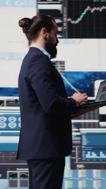 Finansal verileri ve KPI gösterge panellerini inceleyen düşey video ekonomisi uzmanı, fintech materyalleri ve kurumsal başarı için öngörü araçları aracılığıyla iş yeniliklerini ve stratejik içgörüyü güvence altına alıyor