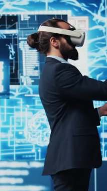 VR gözlükleri ve yapay zeka beyni kullanan dikey video bilişim uzmanı, makine öğrenimi için arayüz içinde veri görselleştirme sibernetiği üzerinde çalışıyor. Yüksek teknoloji aygıtı için