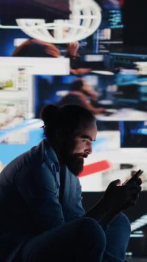 Dikey Video Stresli kişi, bağımlılık ve aşırı bilgilerin yol açtığı zihinsel sağlık krizini gösteren cep telefonu sosyal uygulamalarını saplantılı bir şekilde aşırı kullanıyor. Siber zorbalık ve...