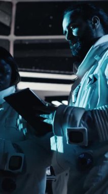 Dikey Kozmonot, gezegene indikten sonra yıldızgemisinden ayrılıp meslektaşlarına el sallıyor. Astronot, kozmik kökenleri incelemek için planlanmış operasyonlar için uzay istasyonundan çıkıyor, kamera B