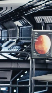 İleri teknoloji uzay aracındaki dikey video astronotları rutin uçuş kontrolü sırasında Kırmızı Gezegen güncelleme günlüğünü güncellemek için birlikte çalışıyorlar. Yörünge istasyonu personeli sisteme bakıyor