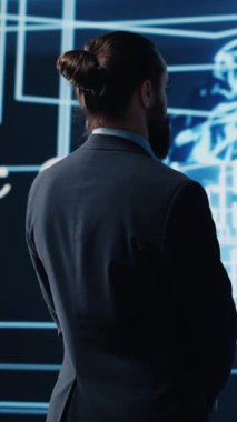 Dikey Video Profesyonel Lideri yapay zeka sinir ağlarına bakıyor, makine öğrenimi ve programlanması için dijital beyin görselleştirmesini kullanıyor. Akıllı teknoloji ve algoritmik düşünce