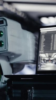 Yörünge istasyonu astronotlarının gezegen gözlemlerini yönetmesine yardımcı olan dikey Chroma anahtar cihazı. Yakınlardaki Mars görüntüsünün yanındaki veri girişi için kullanılan uzay gemisindeki izole ekran tableti