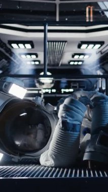 Dikey video astronot meslektaşıyla konuşuyor, uzay görevi sırasında bilimsel deneyler yapıyor. Takım çalışması kozmonotlar, insanoğlunun hayatta kalması için uzayda kontrollü testler yapıyorlar.