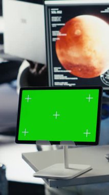 Dikey video astronot dalgaları el sallıyor, video çağrısı sırasında komuta merkeziyle iletişim kurarak son yörünge keşiflerini paylaşıyorlar. Kozmonot Dünya ekibini selamlıyor, uzay gemisinden bilimsel bulgular sağlıyor.