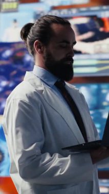 Dikey Video Genel Pratisyeni, daha iyi tanı ve hasta analizi için dijital araçları koz olarak kullanarak, teknolojiyle ve bilimsel gelişmeyle tıbbın geleceğini yansıtıyor. Sağlık