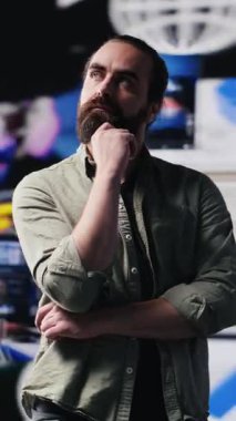 Dikey Video Kararlı Adam sosyal medya görsellerine ve iletişim ve nüfuzun gücünü vurgulayan kullanıcı arayüzü elemanlarına hayran. Modern kullanıcı deneyimi ve web tasarımı, kendine güven. Kamera.