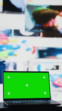 Dikey Video Laptop modern web tasarım sosyal ağ platformları, eğilimlerin görsel temsili ve mobil etkileşimin yanında yeşil ekran modeli gösteriyor. Kullanıcı deneyimi için boş alan. Kamera B.