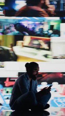 Sosyal medyanın zehirli döngüsüne yakalanan dikey video, rahatsız bir adam sosyal kaygı belirtileri gösteriyor ve aşırı bilgilerin yol açtığı saplantılı davranışlar çevrimiçi aşırı bilgi içeriği, zararlı akıllı telefon