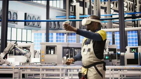 Sanal gerçeklik simülasyonunu kullanarak ekipman arızalarını öngören zeki bir fabrika uzmanı. Sanayi 4.0 fabrika mühendisi bakım prosedürlerini ve tamir hasarlarını takip etmek için VR kulaklık kullanıyor. Kamera A