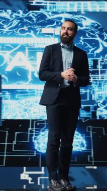 Dikey Video Teknisyeni bir teknoloji konferansında yapay zeka beyin sinirsel ağları sunumu yapıyor. Derinlemesine öğrenmenin faydalarını tartışmak için canlı bir konferansa ev sahipliği yapıyor. İş teknolojisi büyümesi